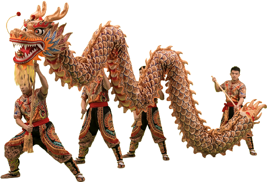 Bailarines con trajes tradicionales chinos sosteniendo un dragón de tela dorado y rojo en una danza folclórica.